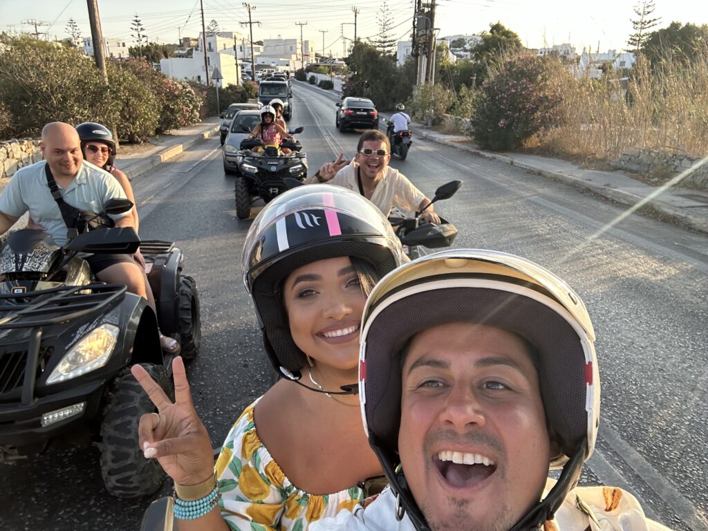 corriendo atv en mikonos