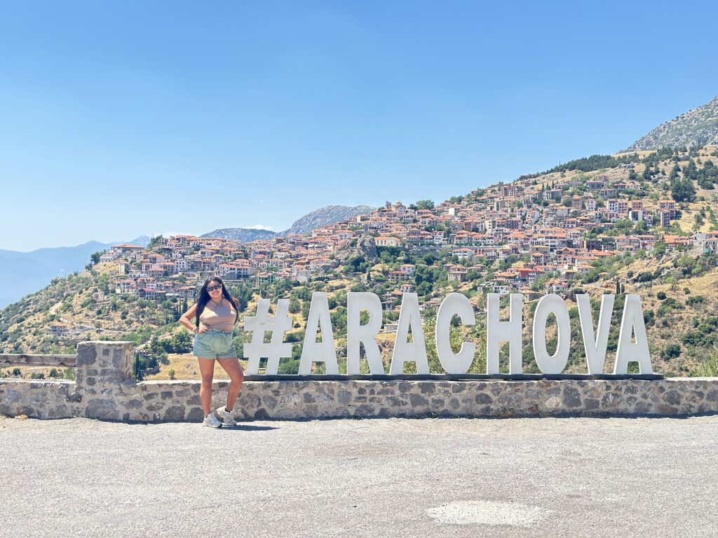 visitando arachova en grecia antes de llegar al templo de apollo en delphi