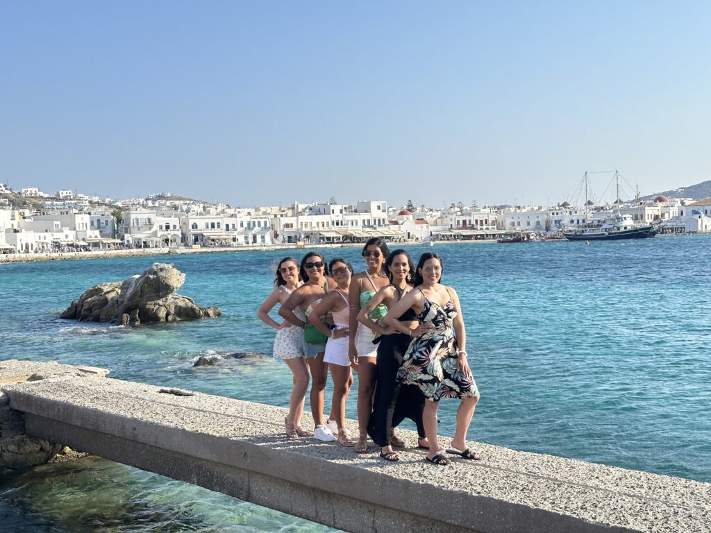 posando en el centro de mikonos