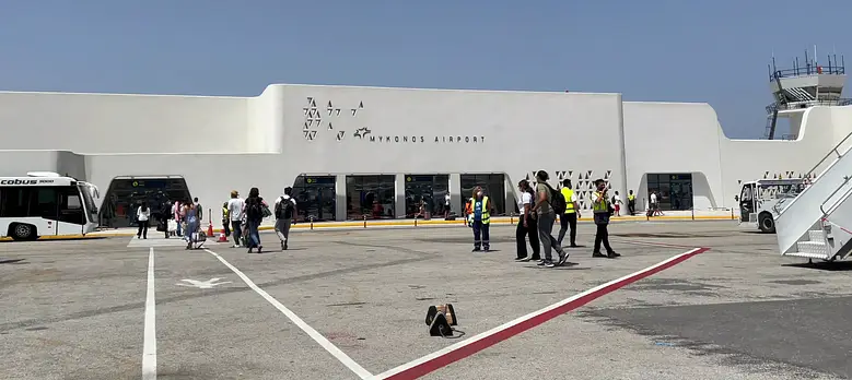 aeropuerto de mikonos visitado por ruta de creativos