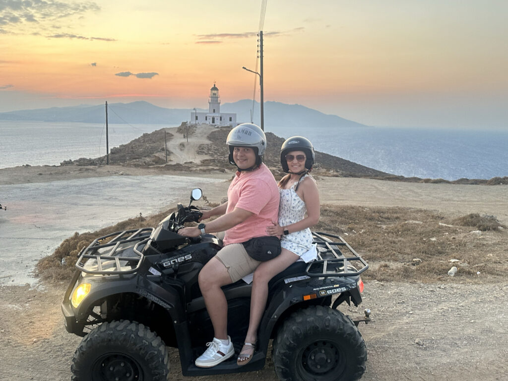 vendo el atardecer y corriendo atv en mikonos