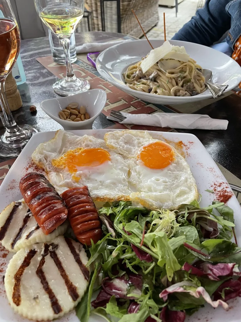 ruta de creativos comiendo en delphi